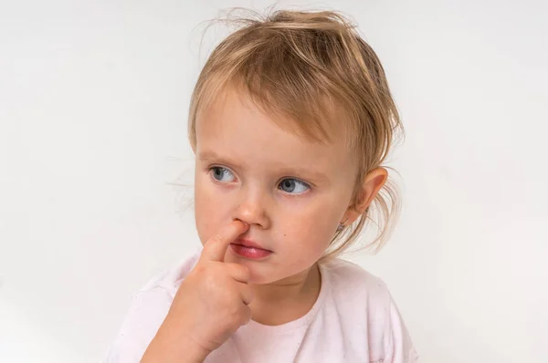 Niña Está Metiendo Nariz Con Dedo Dentro Concepto Higiene — Foto de Stock