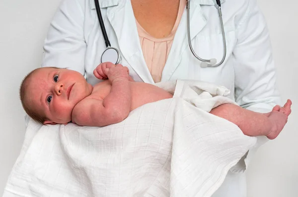 Médico Pediatra Con Estetoscopio Sostiene Bebé Recién Nacido Brazos — Foto de Stock