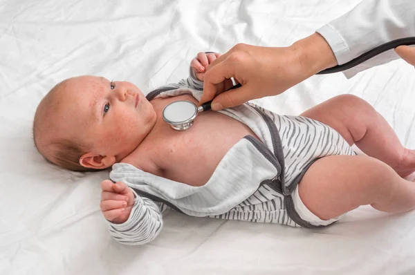 Pediatrische Arts Onderzoekt Pasgeboren Babymeisje Met Stethoscoop Ziekenhuis — Stockfoto