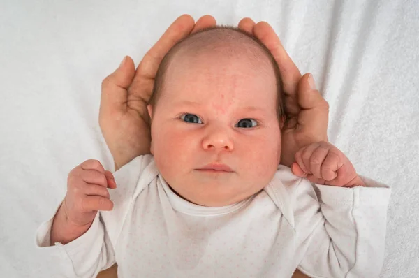 Ein Monat Altes Neugeborenes Liegt Auf Händen Der Mutter Betreuungskonzept — Stockfoto