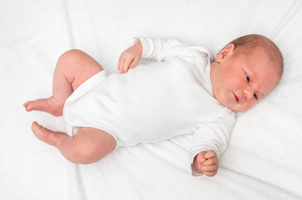 Één Maand Oud Pasgeboren Baby Ligt Rug Witte Deken — Stockfoto