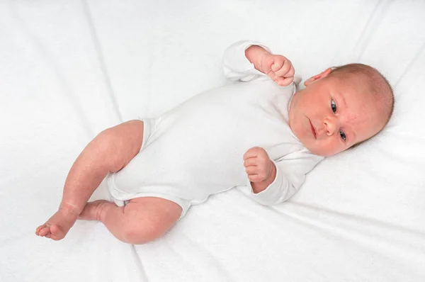 Ένα Μήνα Παλιά Νεογέννητο Μωρό Είναι Ξαπλωμένος Στην Πλάτη Άσπρη — Φωτογραφία Αρχείου