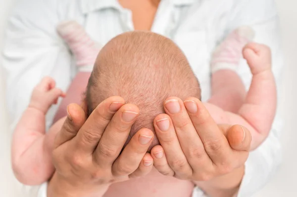 Mãe Segura Cabeça Bebê Recém Nascido Olha Para Ele Pela — Fotografia de Stock