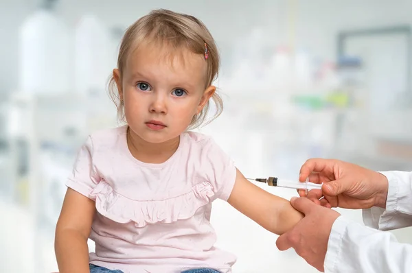 Pediater Arts Injecteert Vaccin Tegen Schouder Van Baby Vaccinatie Concept — Stockfoto