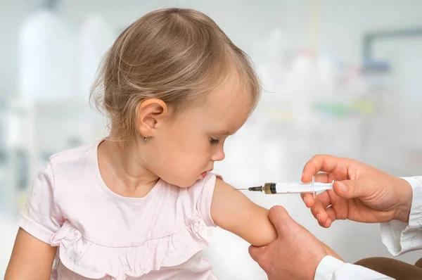 Pediater Arts Injecteert Vaccin Tegen Schouder Van Baby Vaccinatie Concept — Stockfoto