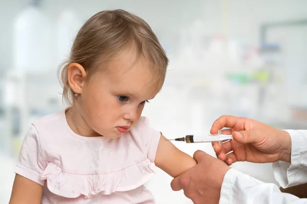 Pediater Arts Injecteert Vaccin Tegen Schouder Van Baby Vaccinatie Concept — Stockfoto