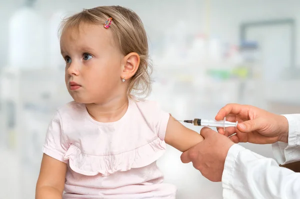 Pediatriker Läkare Injicerar Vaccin Mot Axeln Baby Vaccinering Koncept — Stockfoto