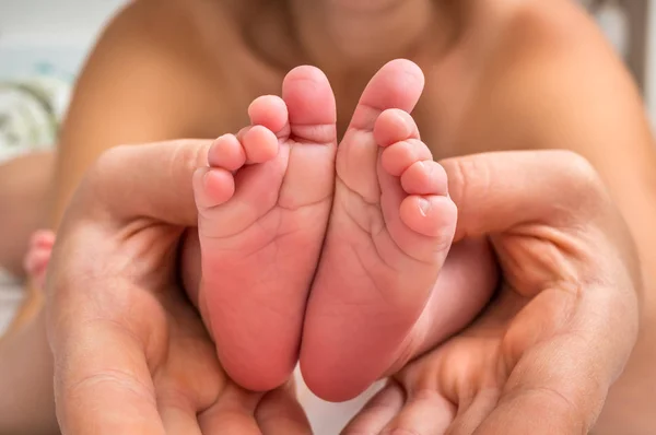 Los Pies Recién Nacidos Manos Madre Concepto Amor Familiar — Foto de Stock