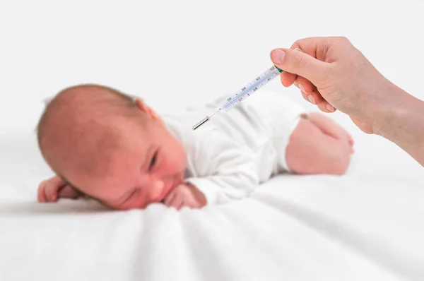 Temperatura Medição Para Bebê Recém Nascido Com Termômetro Mercúrio Conceito — Fotografia de Stock