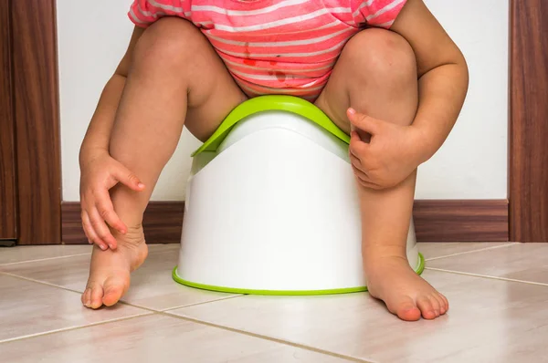 Criança Está Sentada Penico Bebê Conceito Treinamento Banheiro — Fotografia de Stock