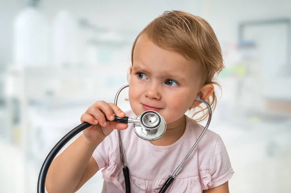 Pequeño Bebé Juega Médico Con Estetoscopio Las Manos — Foto de Stock