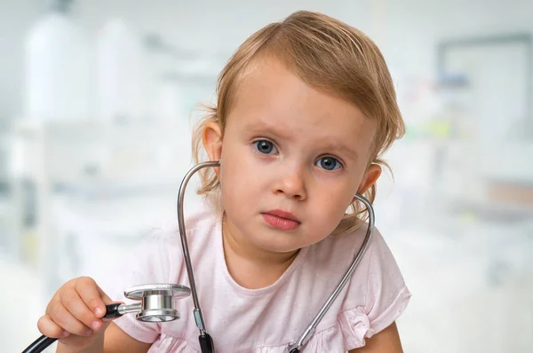 Piccolo Bambino Gioca Medico Con Stetoscopio Mano — Foto Stock