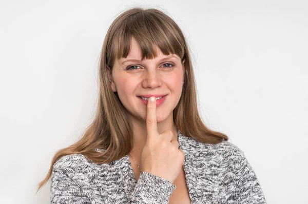 Denkende Frau Mit Dem Finger Auf Den Lippen — Stockfoto