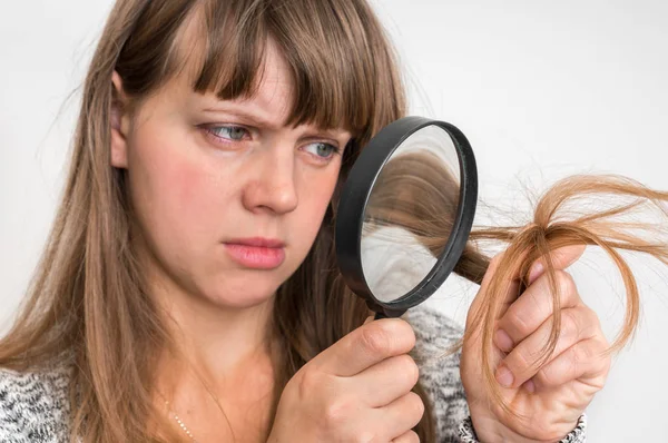 Žena Problémy Vlasy Lámavé Poškozené Suché Špinavé Ztráta Vlasů Koncepce — Stock fotografie