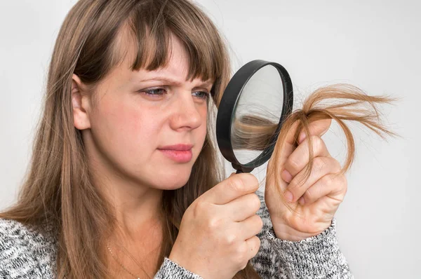头发问题的妇女 肮脏和损失头发概念 — 图库照片