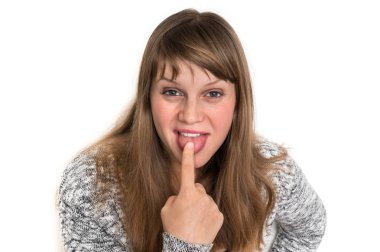 Dilini gösteren çekici bir kadın ve ona tek parmakla dokunuyor.