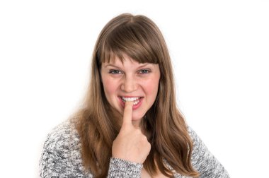 Dilini gösteren çekici bir kadın ve ona tek parmakla dokunuyor.