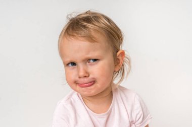 Yüzünde hüzünlü bir ifade olan küçük bir bebek - mutsuz ve üzgün bir konsept