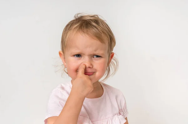 Verdrietig Meisje Het Oppakken Van Haar Neus Met Vinger Hygiëne — Stockfoto