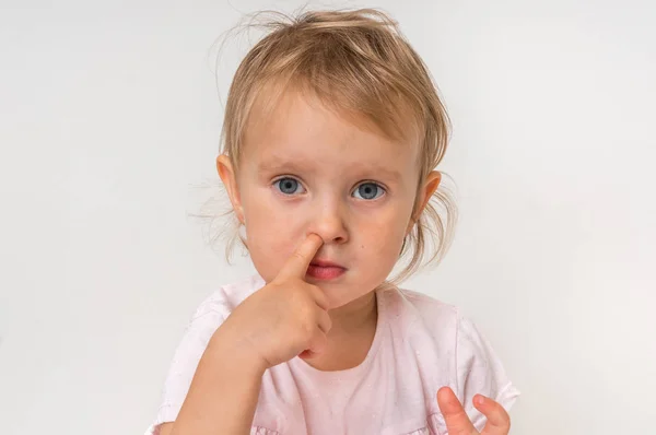 Niña Está Metiendo Nariz Con Dedo Dentro Concepto Higiene — Foto de Stock