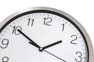 Yakın çekim görünümü saatin üzerinde beyaz - izole kavramı, son tarih ve saat