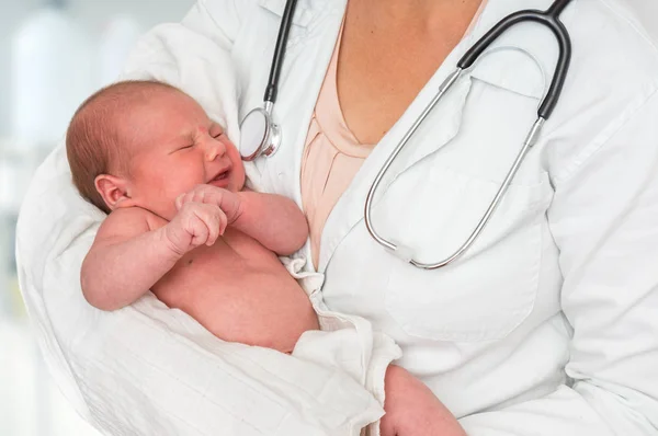 Παιδίατρος Στηθοσκόπιο Κρατάει Νεογέννητο Μωρό Στην Αγκαλιά — Φωτογραφία Αρχείου