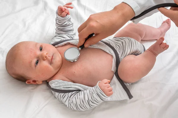 儿科医生在医院用听诊器检查新生女婴 — 图库照片