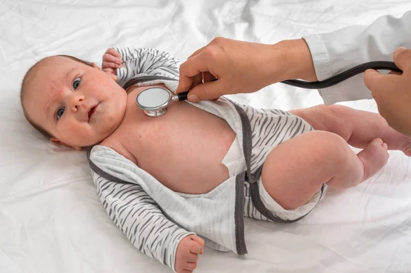 Pediatrische Arts Onderzoekt Pasgeboren Babymeisje Met Stethoscoop Ziekenhuis — Stockfoto