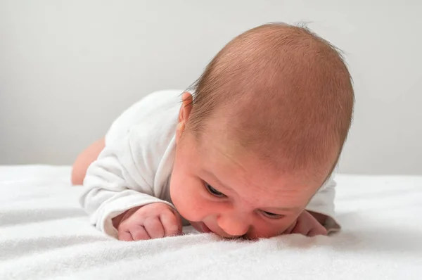 Ein Monat Altes Neugeborenes Liegt Auf Dem Bauch Und Fängt — Stockfoto