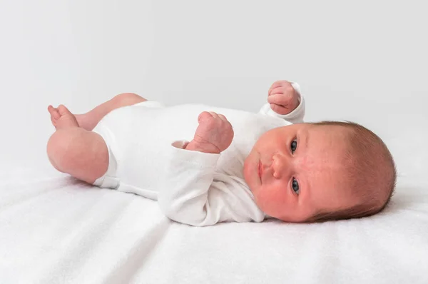Ένα Μήνα Παλιά Νεογέννητο Μωρό Είναι Ξαπλωμένος Στην Πλάτη Άσπρη — Φωτογραφία Αρχείου