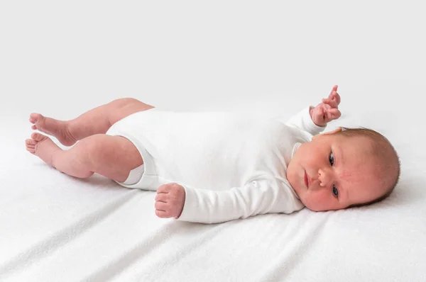 Mês Bebê Recém Nascido Está Deitado Volta Cobertor Branco — Fotografia de Stock