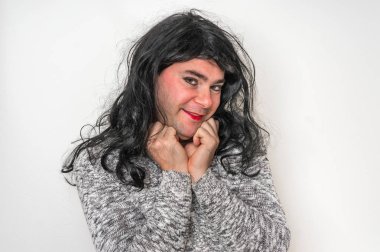 Çekici seksi erkek makyaj görünüyor gibi bir kadın olarak - transeksüel ve biseksüel kavramı