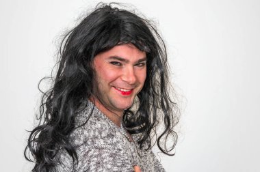 Çekici seksi erkek makyaj görünüyor gibi bir kadın olarak - transeksüel ve biseksüel kavramı