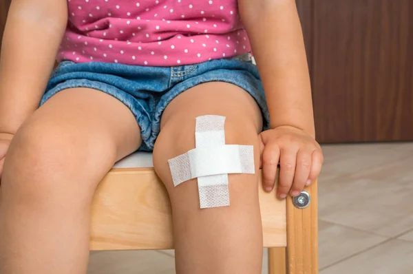 Barn Med Självhäftande Bandage Knä Skada Koncept — Stockfoto