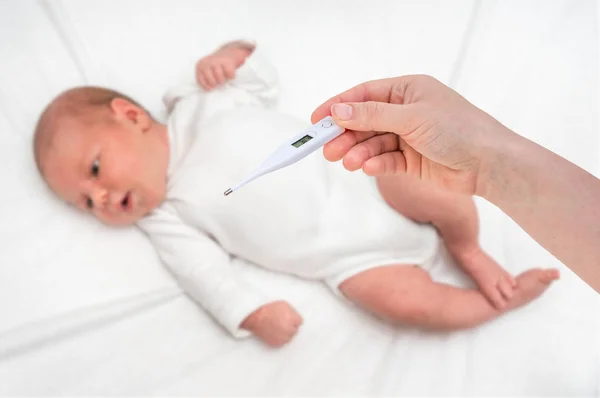 Temperatura Medição Para Bebê Recém Nascido Com Termômetro Digital Conceito — Fotografia de Stock