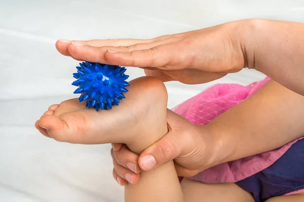 Ayak Masajı Için Bebeği Mavi Masaj Topu Ile Anne Yapar — Stok fotoğraf
