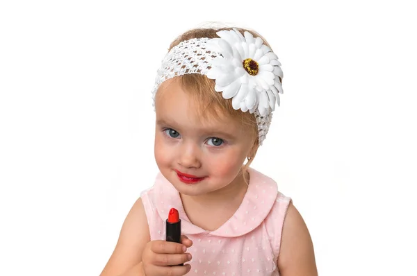 Gadis Kecil Yang Lucu Menerapkan Riasan Dan Menggunakan Lipstik Konsep — Stok Foto
