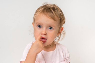 Parmak ağız - hijyen kavramı içinde küçük bebek