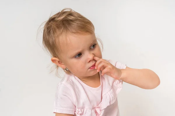 Niña Está Metiendo Nariz Con Dedo Dentro Concepto Higiene — Foto de Stock