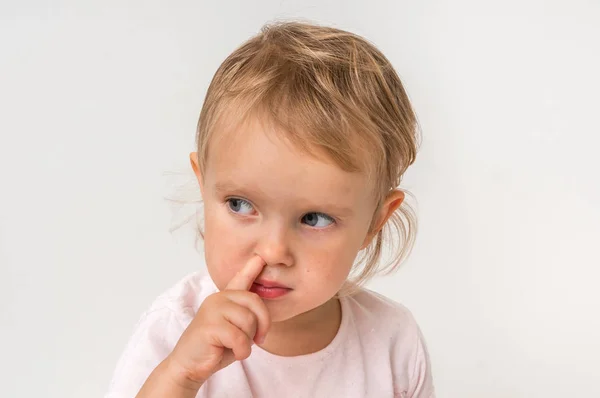 Niña Está Metiendo Nariz Con Dedo Dentro Concepto Higiene — Foto de Stock