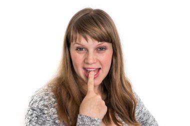 Dilini gösteren çekici bir kadın ve ona tek parmakla dokunuyor.