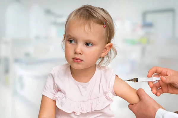 Pediater Arts Injecteert Vaccin Tegen Schouder Van Baby Vaccinatie Concept — Stockfoto