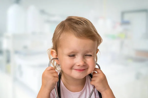 Pequeño Bebé Juega Médico Con Estetoscopio Las Manos — Foto de Stock