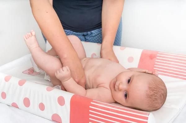 Anne Evde Çocuk Odasında Küçük Bebeği Için Bebek Bezi Değiştirme — Stok fotoğraf