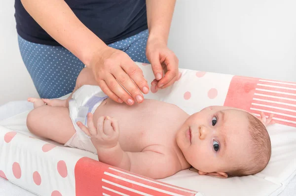 Madre Está Cambiando Pañal Pequeño Bebé Habitación Del Niño Casa —  Fotos de Stock