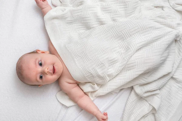 三个月大的新生儿躺在白色毯子上 — 图库照片