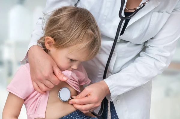 Παιδίατρος Γιατρός Εξετάζει Ένα Κοριτσάκι Στηθοσκόπιο Έννοια Της Υγειονομικής Περίθαλψης — Φωτογραφία Αρχείου