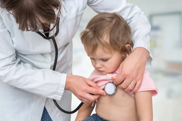 Médecin Pédiatre Examinant Une Petite Fille Par Stéthoscope Concept Soins — Photo