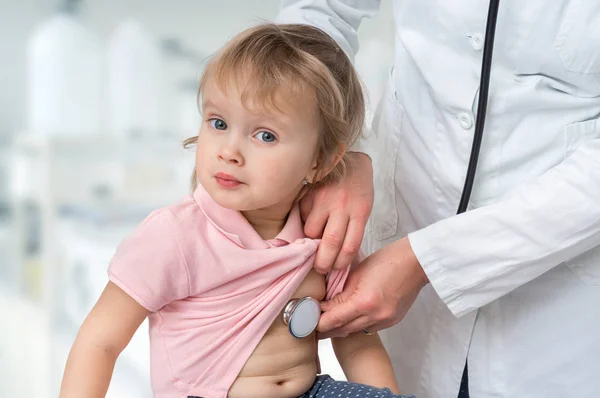 Médecin Pédiatre Examinant Une Petite Fille Par Stéthoscope Concept Soins — Photo