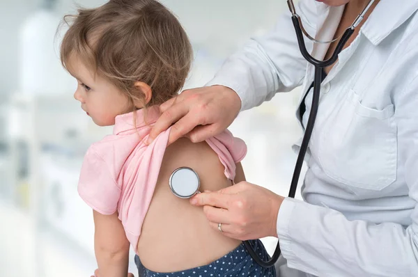 Lekarz Pediatra Badając Małą Dziewczynką Przez Stetoskop Pojęcie Opieki Zdrowotnej — Zdjęcie stockowe